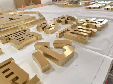  白玉拉丝不锈钢字的特点。