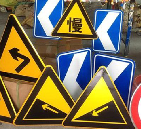  白玉标识标牌中颜色的确定是很重要的。